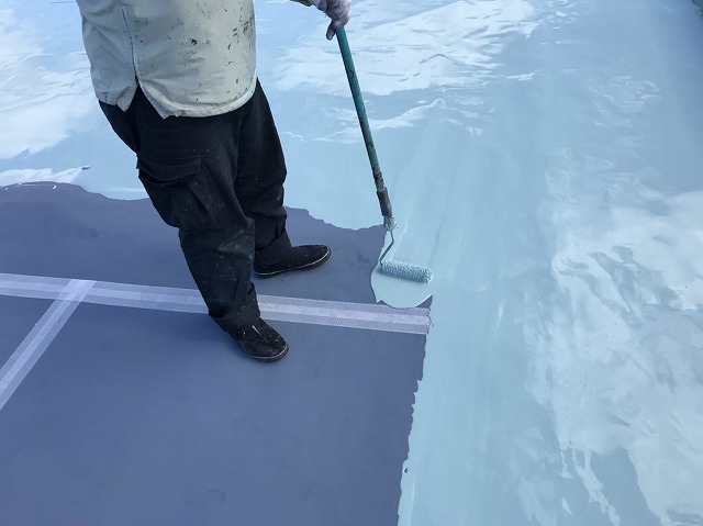 守山区の雨漏りがした陸屋根の戸建て住宅で防水工事、通気緩衝工法で施工を完了してく様子を紹介